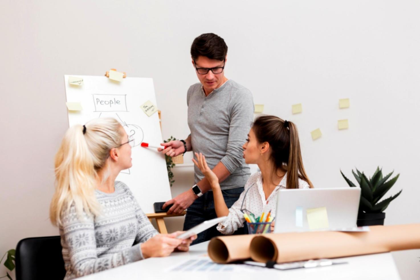 Person bei der konzentrierten Arbeit in ruhiger Atmosphäre
