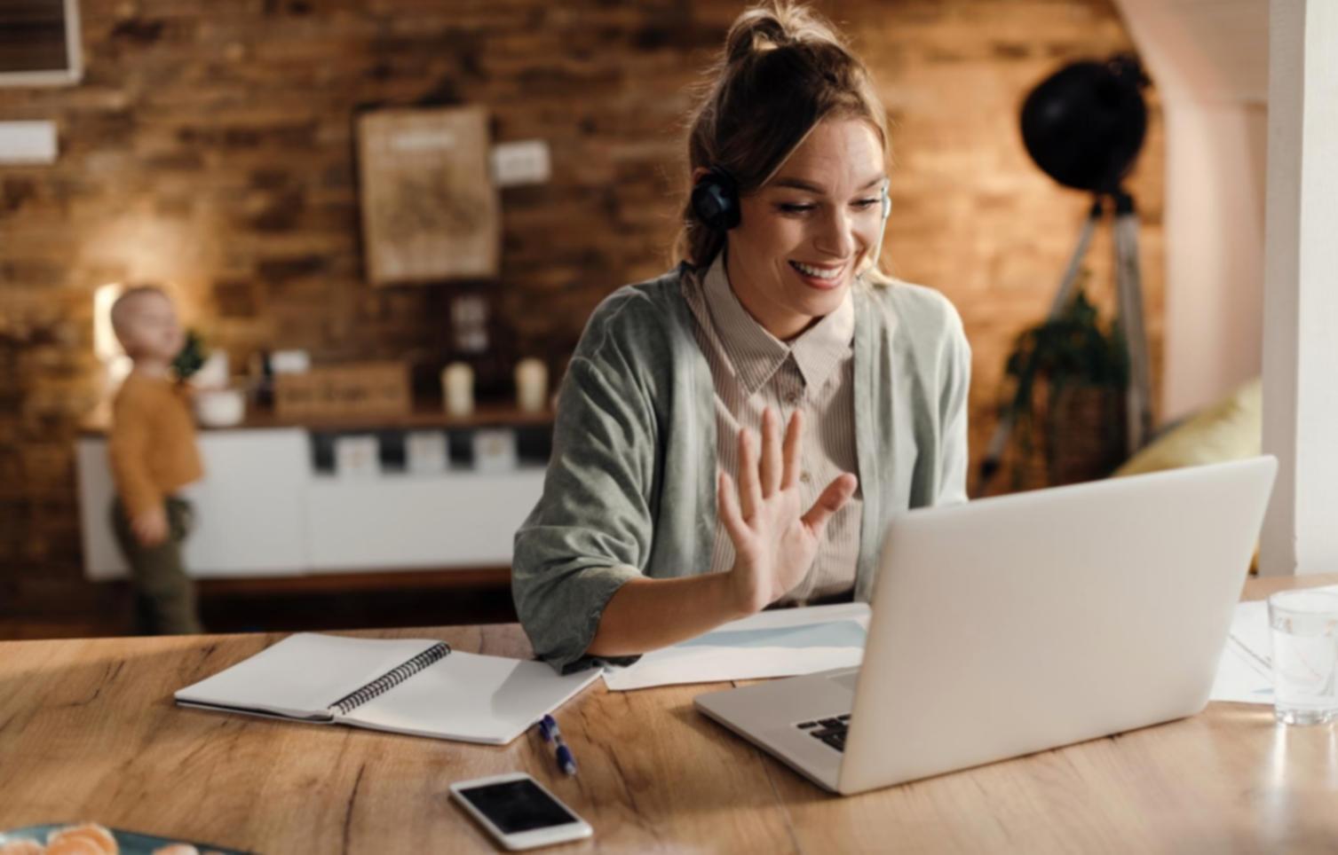 Konzentriertes Arbeiten am Schreibtisch